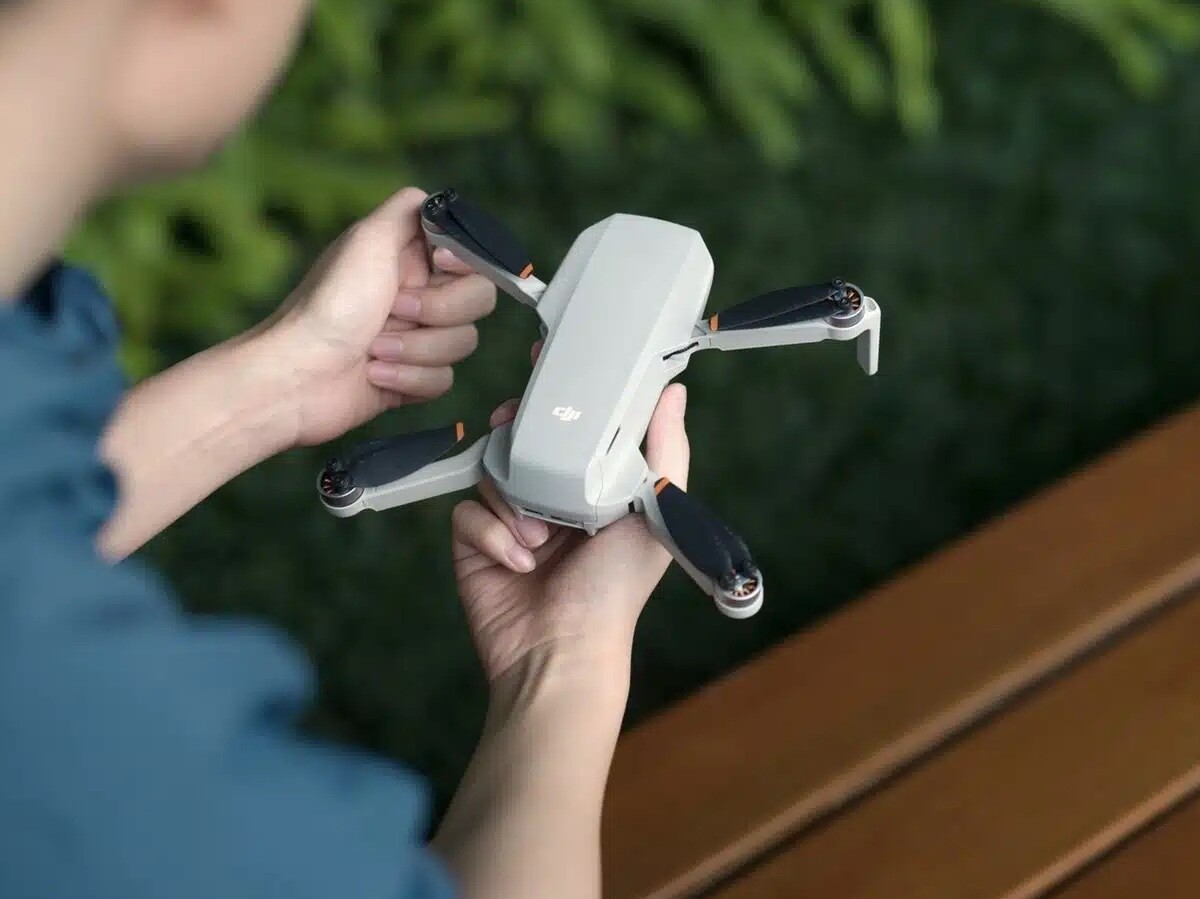 DJI Mini 4K foldable drone weighs under 249g, so it doesn’t need a special license to fly