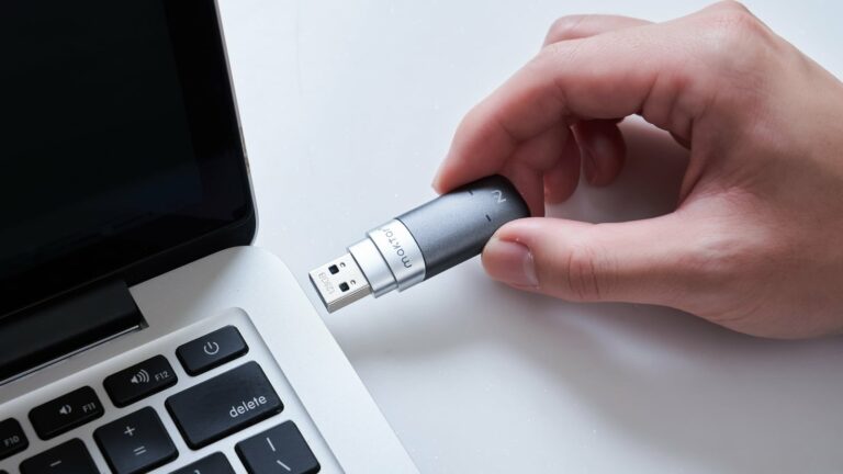 Nukii smart auto-locking flash drive secures your data and secrets with NFC tech