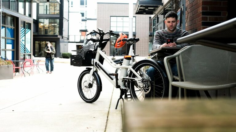 Vvolt Slice Lite lightweight utility electric bike is a simple way to travel the city